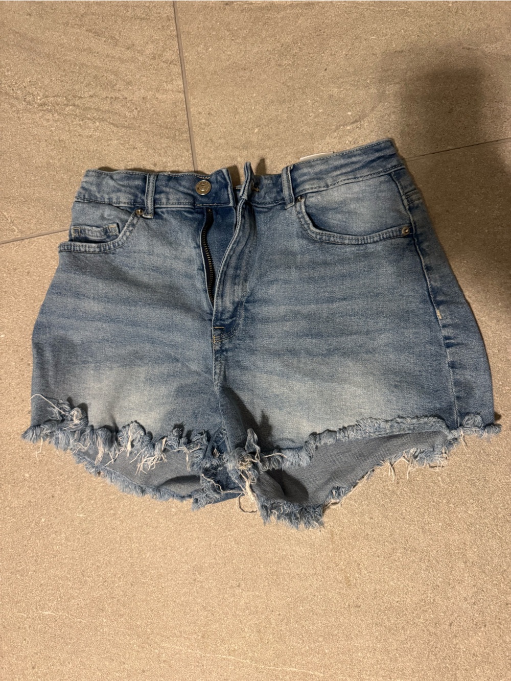 Frayed Hem Light Wash Denim shorts